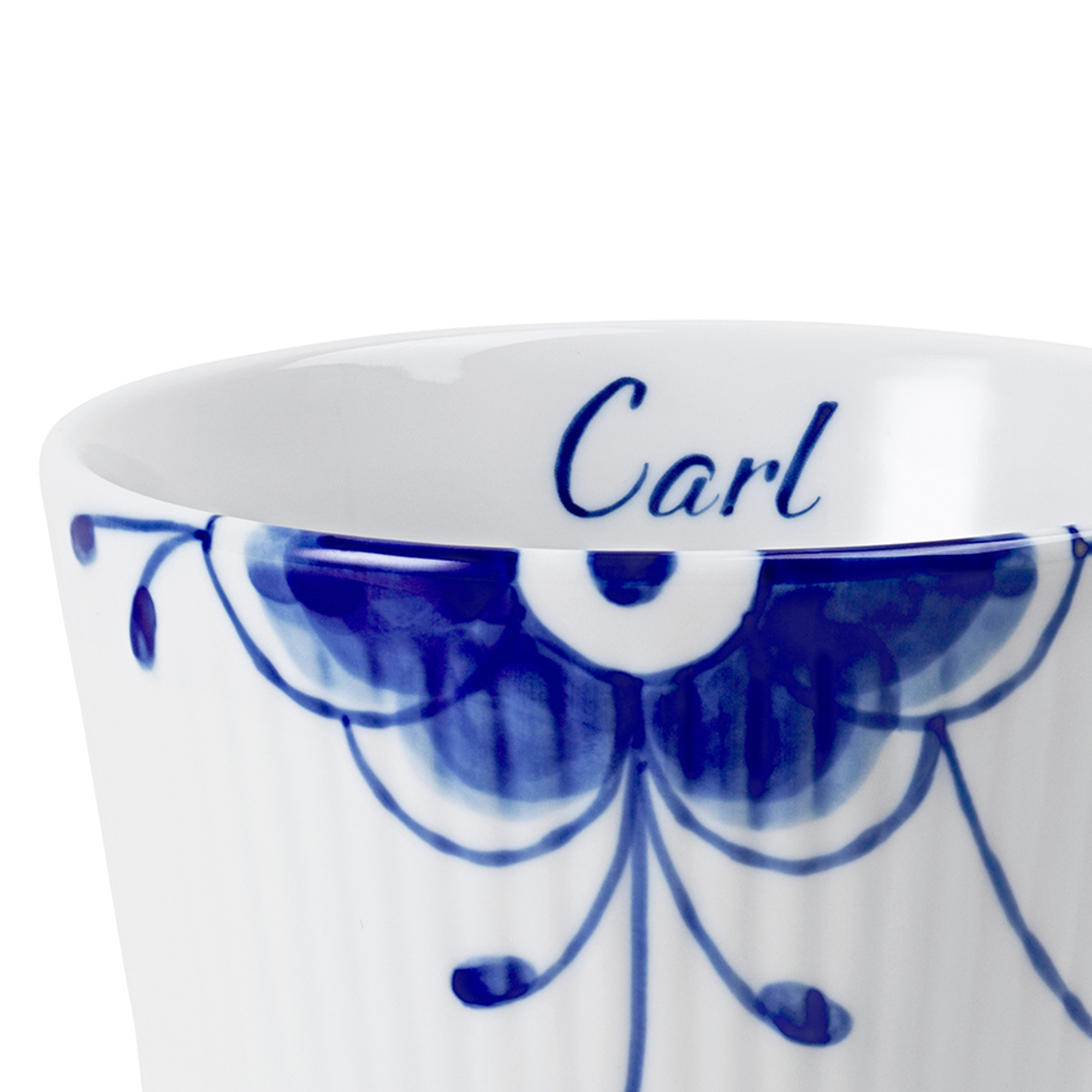 A zoom image of the Blue Fluted Mega Bespoke Thermal mug 26 cl with the name Carl written on the inside of the Mug